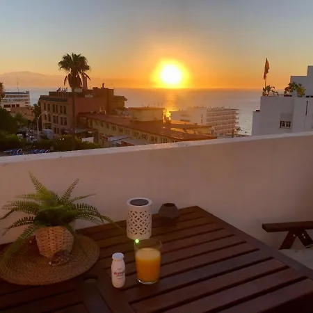 Dom wakacyjny El Cortijuelo. Magnificent Triplex Terraced House With Rooftop Of 18m2, Overlooking The Sea. Parking Torremolinos