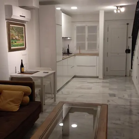 El Cortijuelo. Magnificent Triplex Terraced House With Rooftop Of 18m2, Overlooking The Sea. Parking Semesterbostad